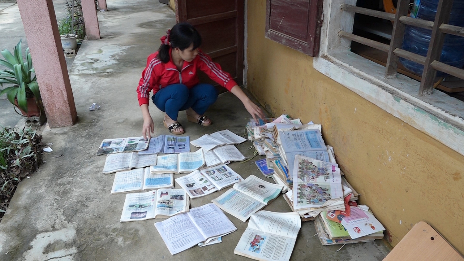 Sách vở của các em học sinh trường Tiểu học Quảng Trung ngập ướt hoàn toàn, không thể sử dụng được