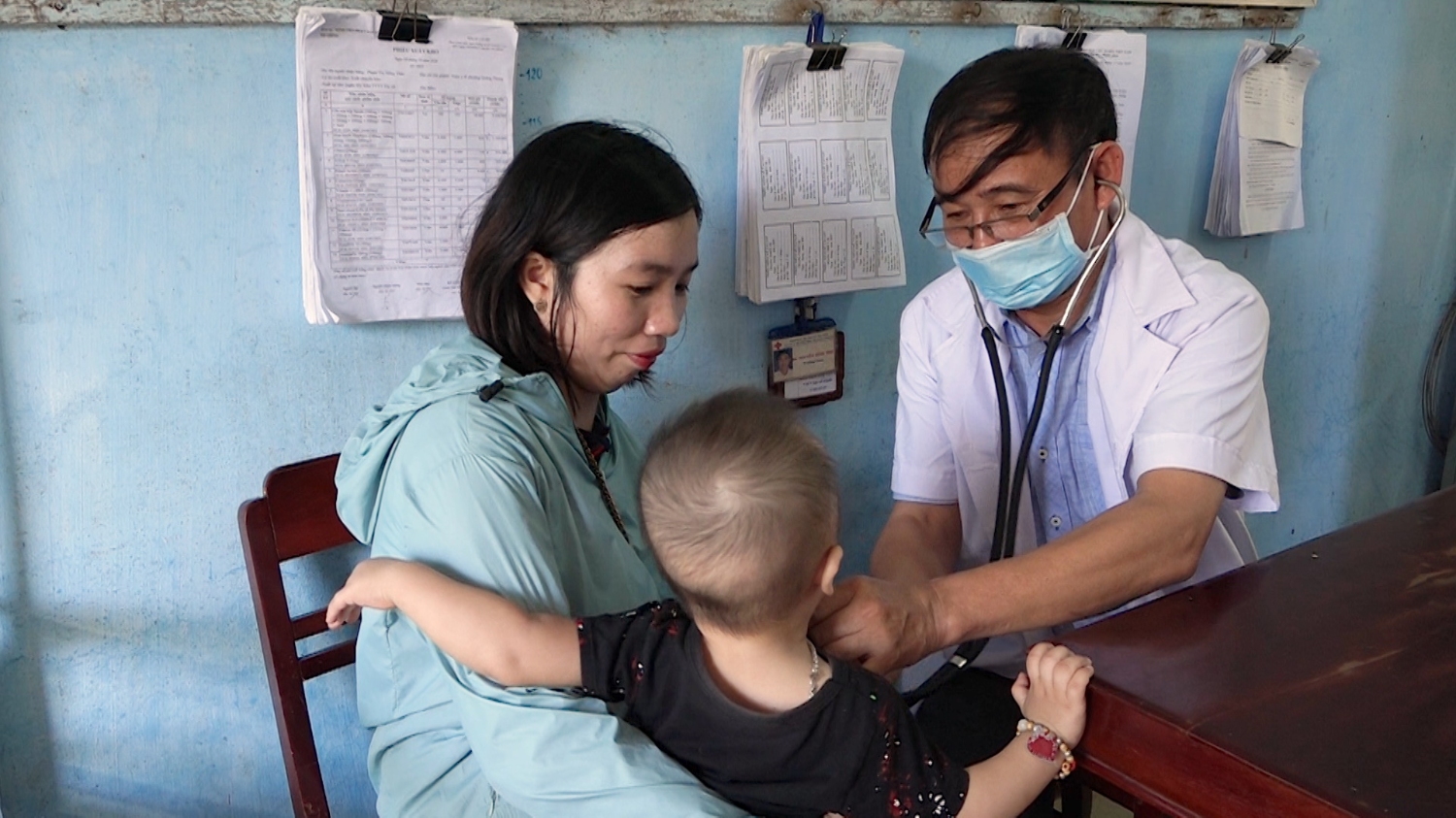 Trạm Y tế phường Quảng Phong chú trọng công tác khám chữa bệnh cho người dân sau lũ