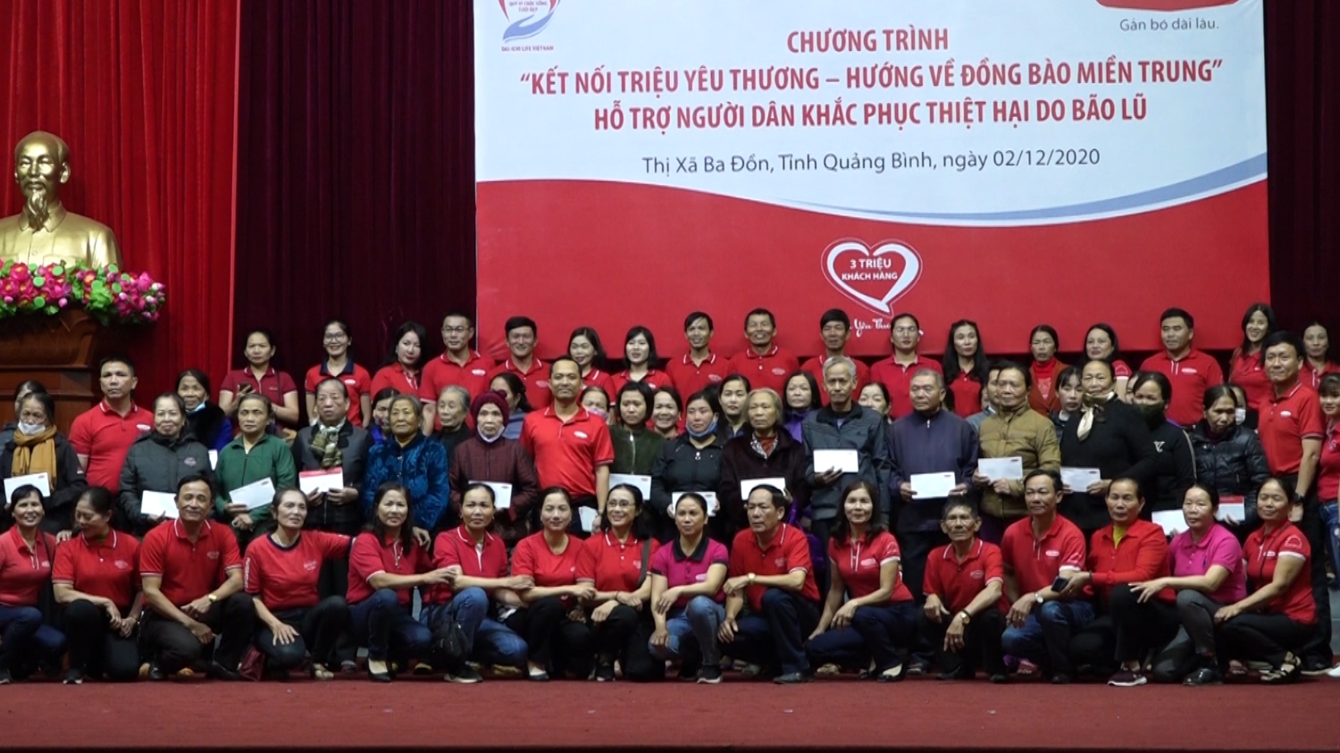Công ty bảo hiểm nhân thọ Dai ichi Việt Nam tặng 300 suất quà hỗ trợ lũ lụt cho người dân bị ảnh hưởng