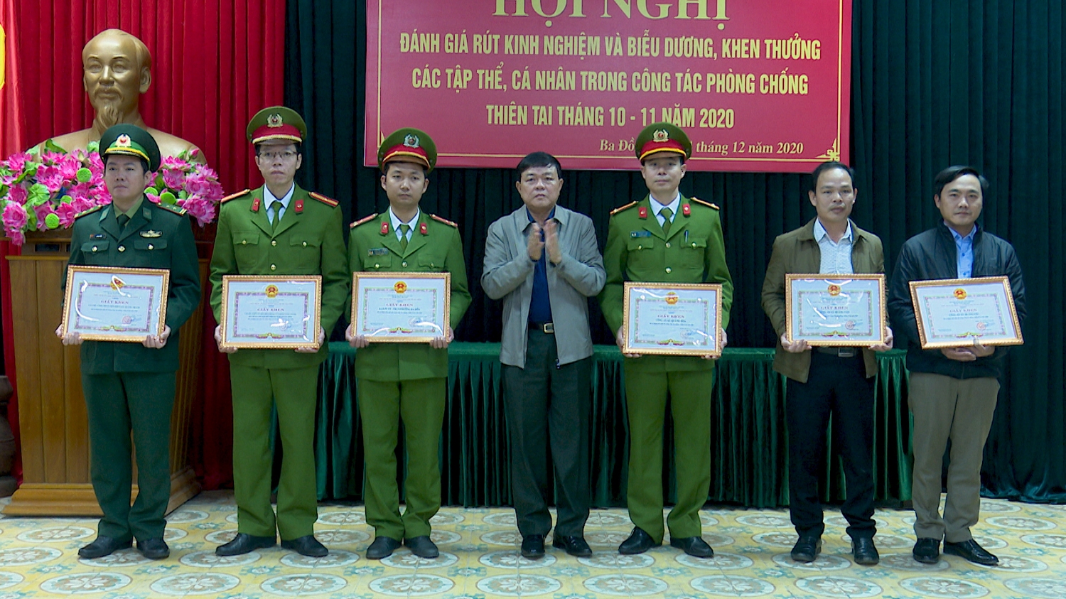 Đồng chí Đoàn Minh Thọ tặng giấy khen cho 6 tập thể có thành tích xuất sắc trong công tác phòng chống thiên tai tháng 10, 11 năm 2020