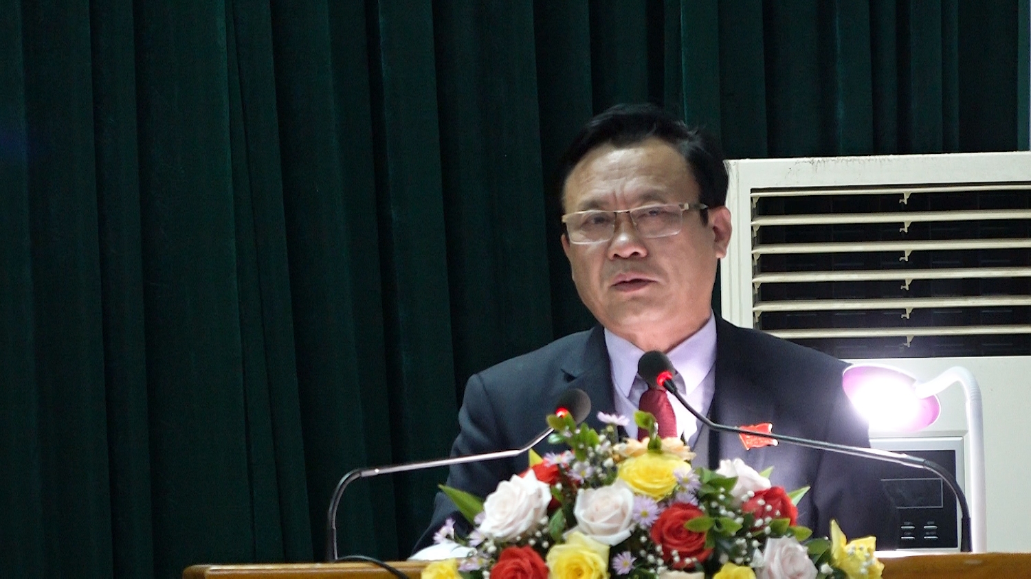 ông Phạm Duy Quang Phó bí thư Thường trực Thị ủy Chủ tịch HĐND thị xã phát biểu tại kỳ họp