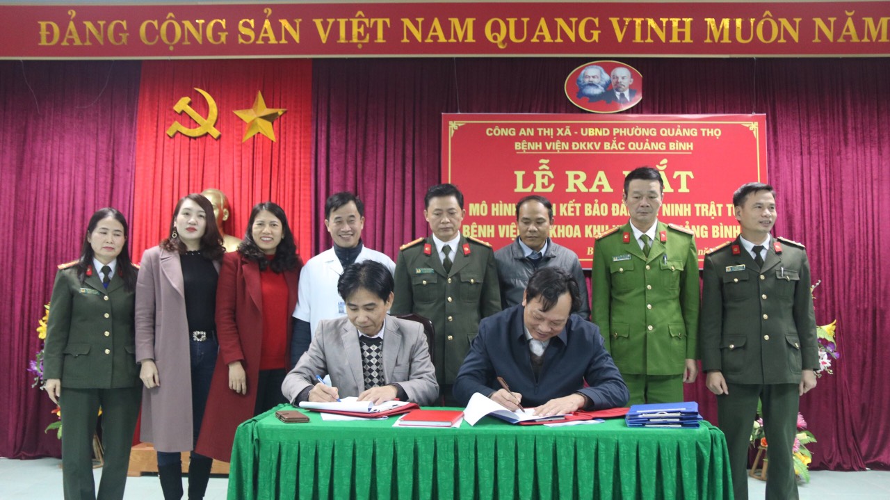 Giám đốc Bệnh viện đa khoa khu vực bắc Quảng Bình là chủ tịch UBND phường Quảng Thọ ký kết quy chế phối hợp.