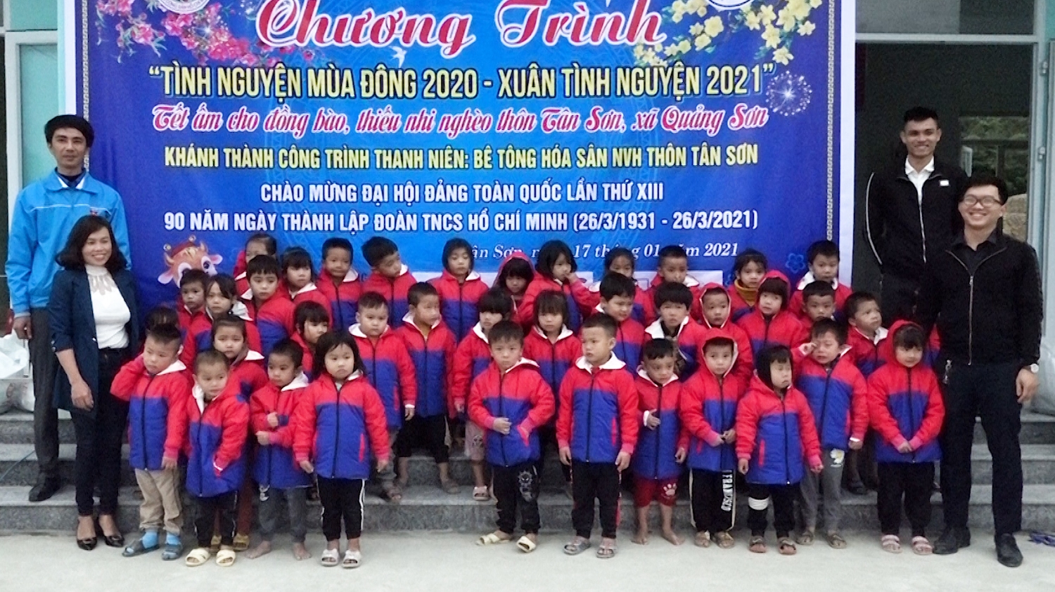 Trao tặng 55 áo phao cho học sinh trường Mầm non Quảng Sơn.