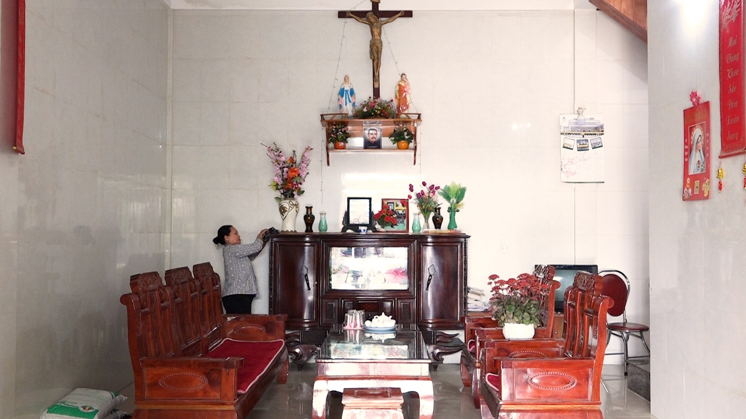 Bà con giáo dân phường Quảng Phúc đang lau dọn bàn thờ chuẩn đón Tết Nguyên đán Tân Sửu 2021