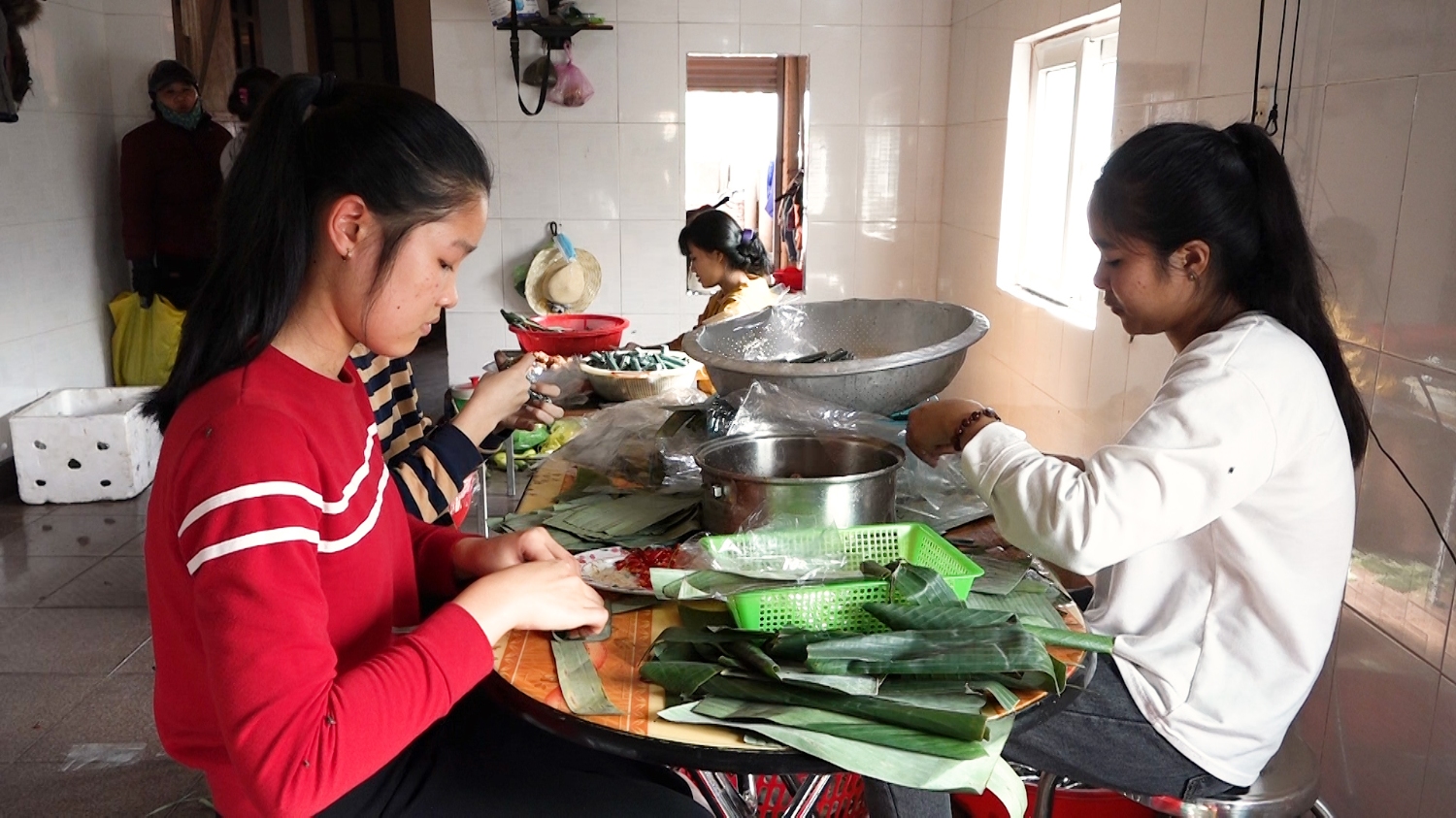 Gia đình chị Trần Thị Vân TDP Đơn Sa, phường Quảng Phúc đang gói bánh chuẩn bị Tết Nguyên đán Tân Sửu 2021