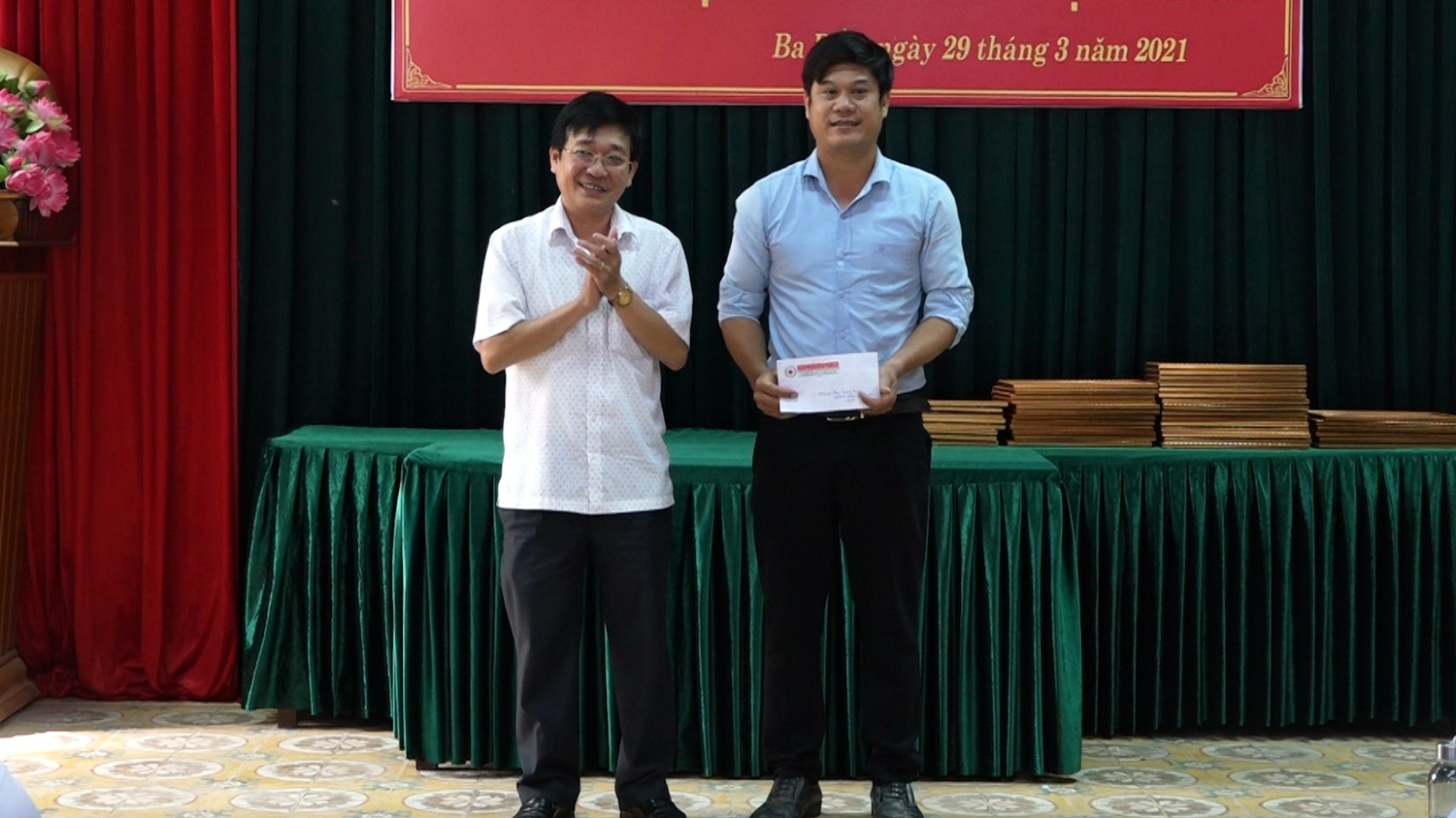 2 Ban chỉ đạo Quốc gia vận động HMTN tặng phù hiệu 20 lần HMTN cho anh Phạm Quang Trung UBND xã Quảng Lộc