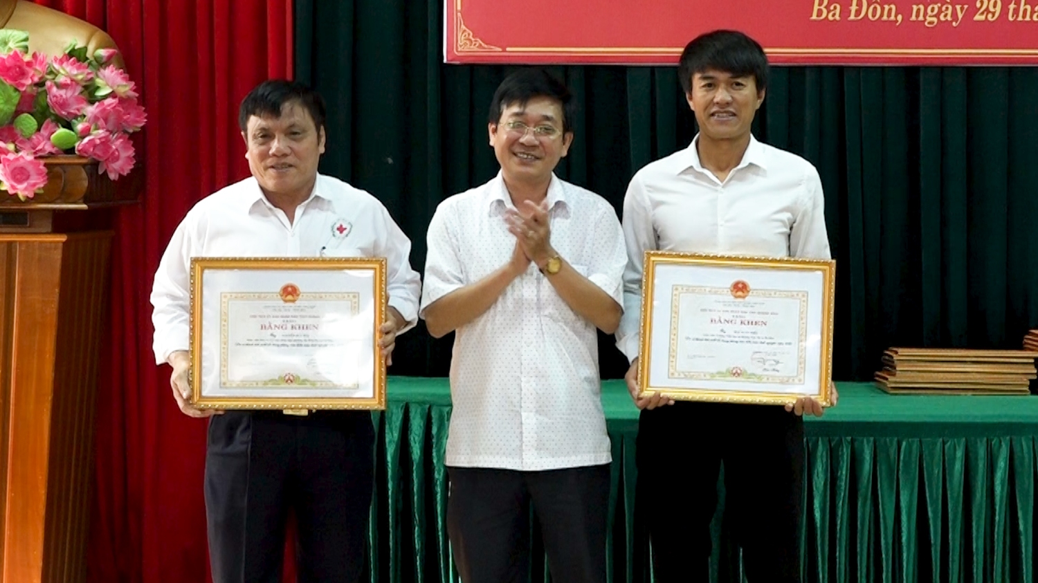 UBND tỉnh Quảng Bình tặng Bằng khen cho 02 cá nhân vì đã có thành tích trong phong trào HMTN của thị xã trong năm 2020