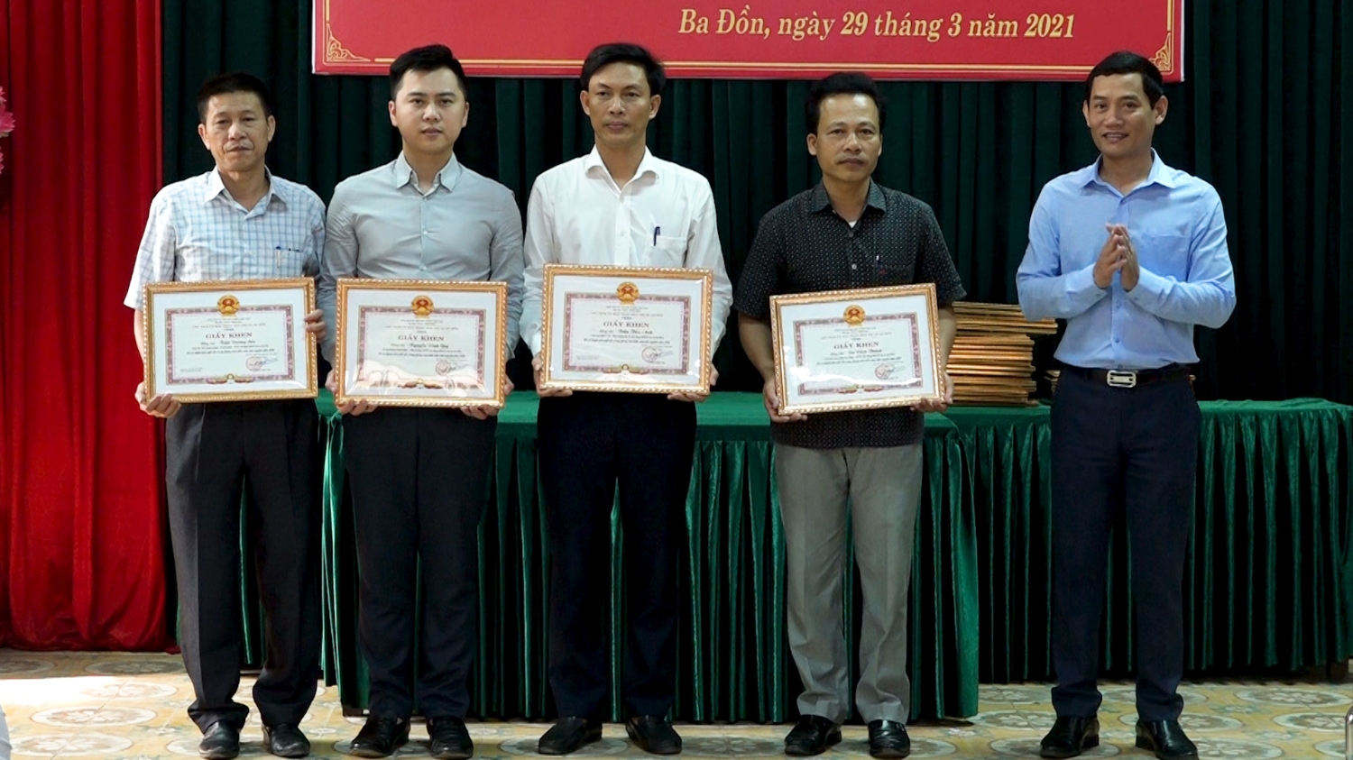 Nhiều cá nhân cũng đã vinh dự được nhận giấy khen của Ban chỉ đạo vận động HMTN tỉnh và UBND thị xã Ba Đồn 1