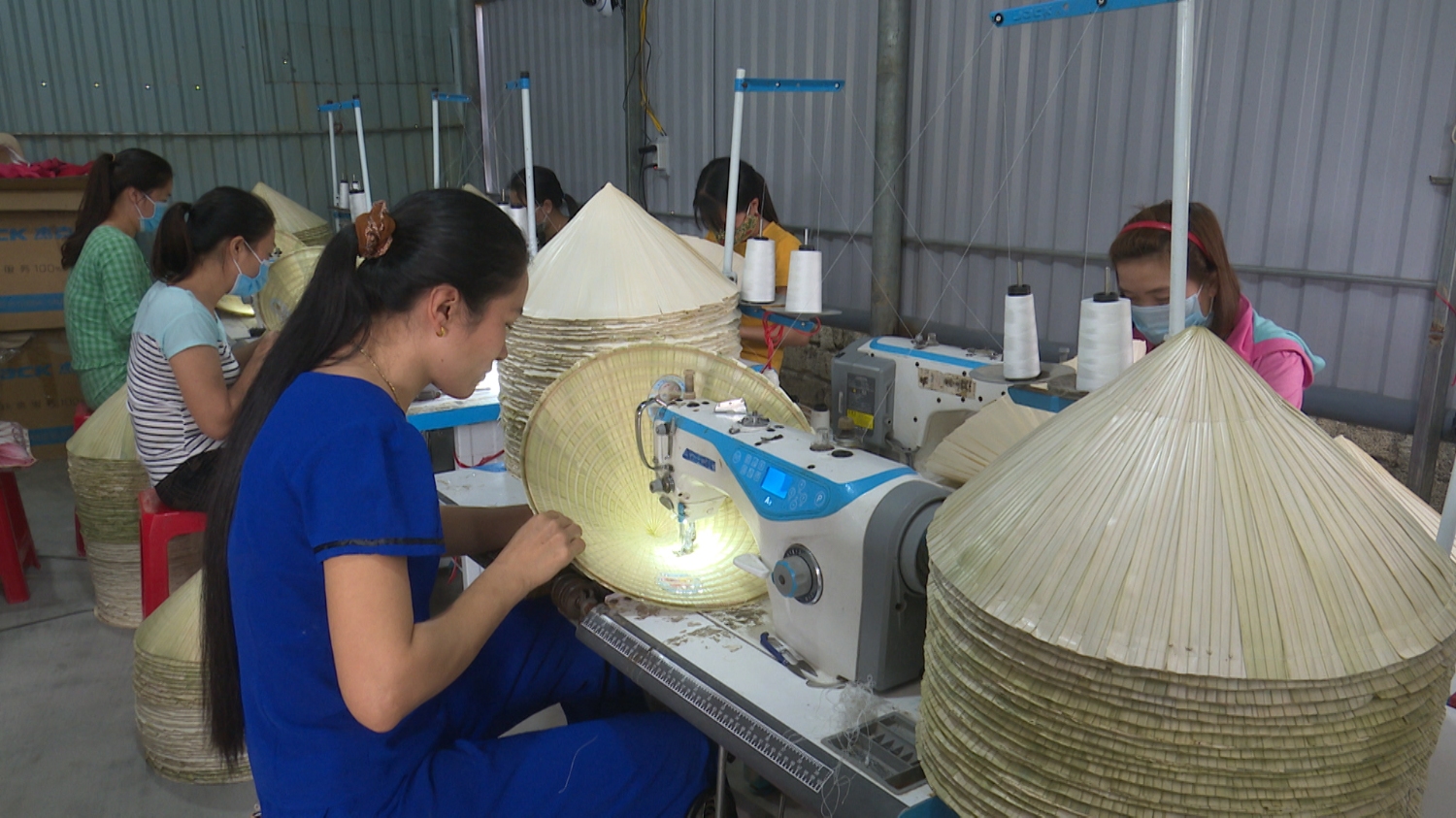 Cơ sở may nón lá của anh Nguyễn Tuấn Anh , thôn Tân Đức, xã Quảng Tân tạo việc làm cho nhiều lao động tại địa phương