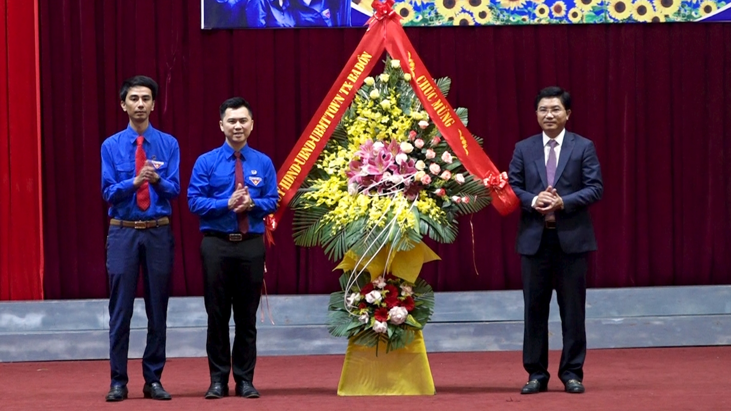 Đồng chí Trương An Ninh tặng hoa chúc mừng Ban Thường vụ Thị đoàn Ba Đồn