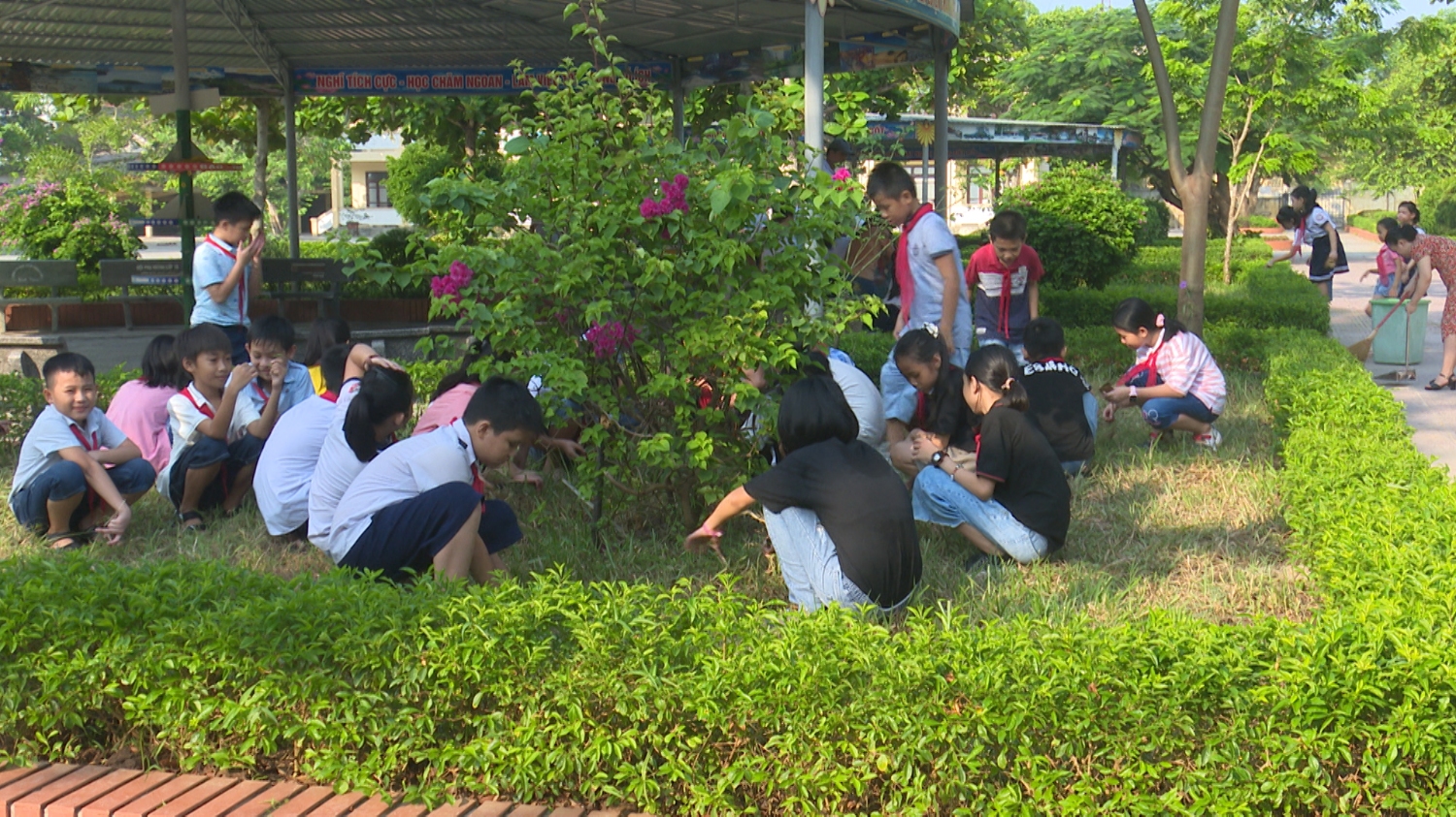 Các em học sinh trường Tiểu học số 1 Ba Đồn tham gia các hoạt động tập thể ngoài giờ học