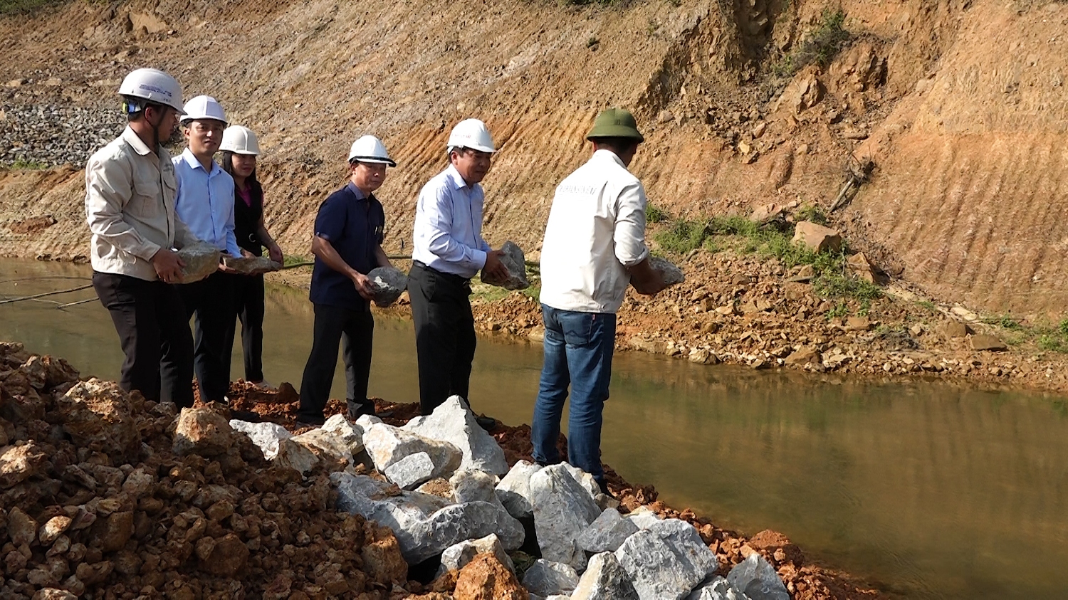 Đồng chí Đoàn Ngọc Lâm Phó Chủ tịch UBND tỉnh cùng các sở ngành, đơn vị thi công bỏ đá ngăn dòng công trình thủy lợi Rào Nan