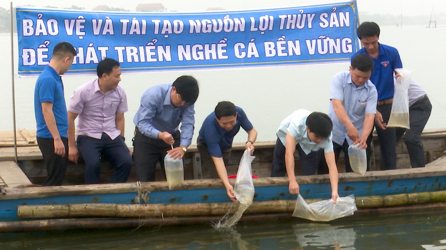 đồng chí Nguyễn Văn Ninh – ThUV – Phó chủ tịch UBND thị xã thả cá giống trên dòng sông Gianh tại phường Quảng Phong