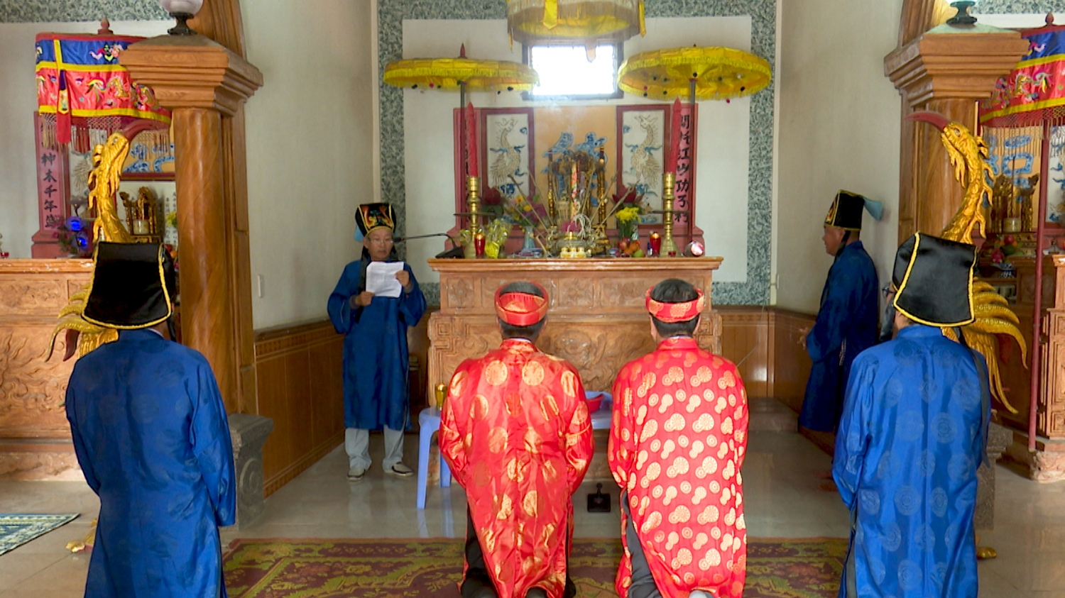 Làm lễ tại đình làng Thuận Bài