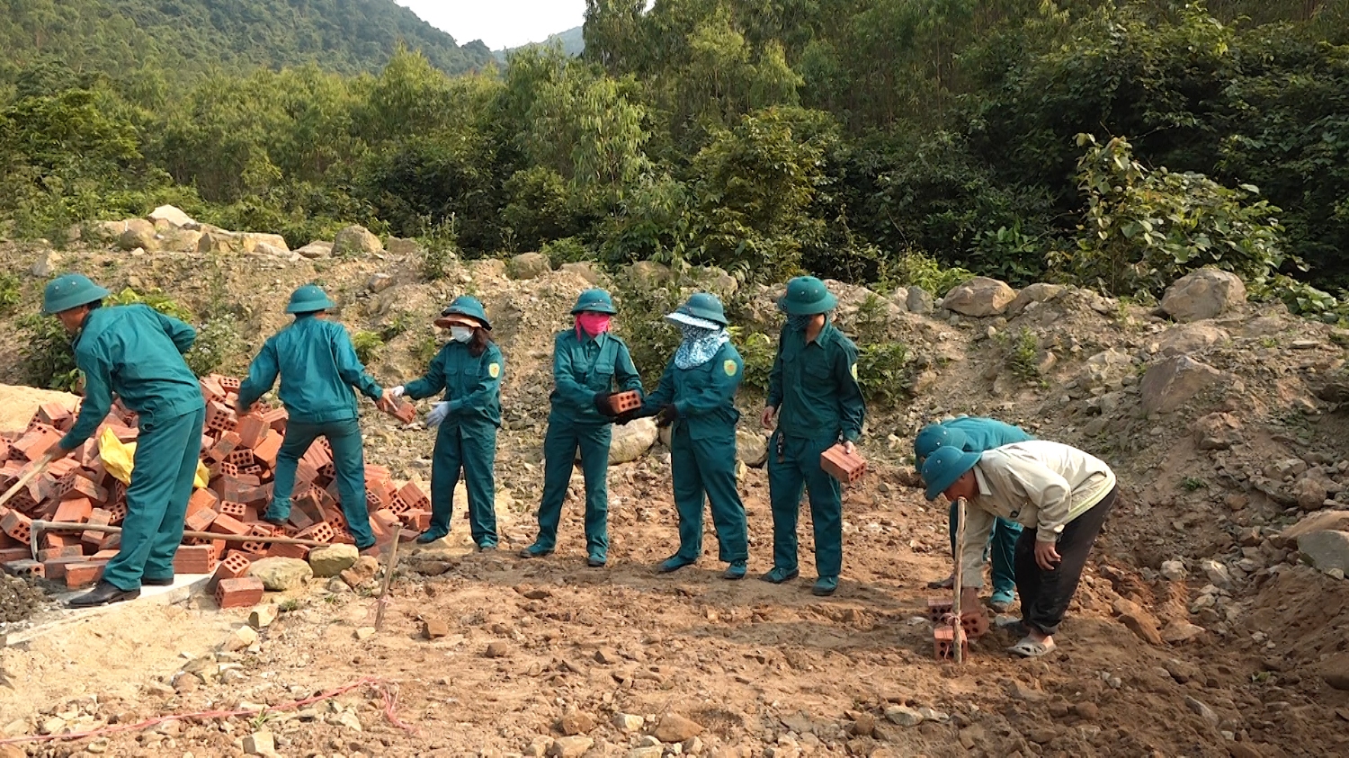 Lực lượng vũ trang thị xã thực hiện các hạn mục xây dựng nông thôn mới tại thôn Tân Sơn, xã Quảng Sơn 3