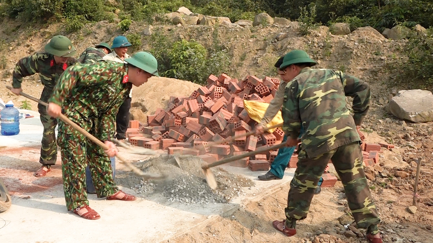 Lực lượng vũ trang thị xã thực hiện các hạn mục xây dựng nông thôn mới tại thôn Tân Sơn, xã Quảng Sơn