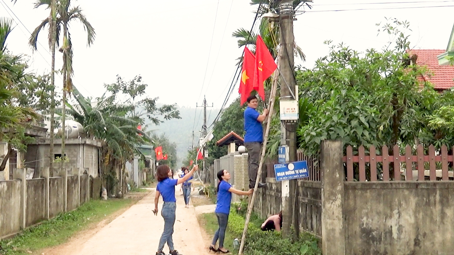 Mô hình thắp sáng đường quê của Đoàn thanh niên tại thôn Biểu lệ, xã Quảng Trung