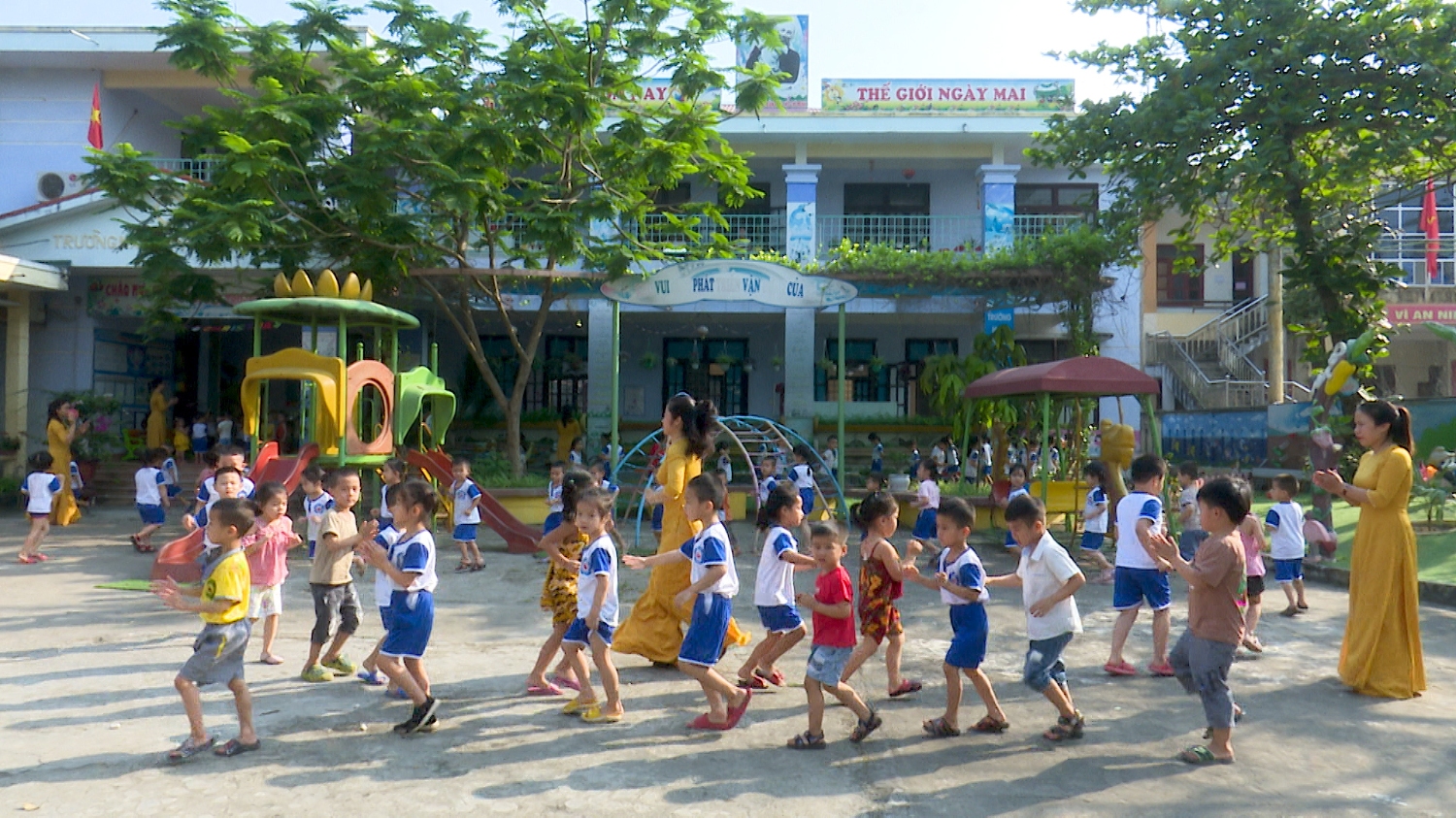 Trường Mầm non Quảng Long tổ chức các hoạt động ngoài trời cho trẻ