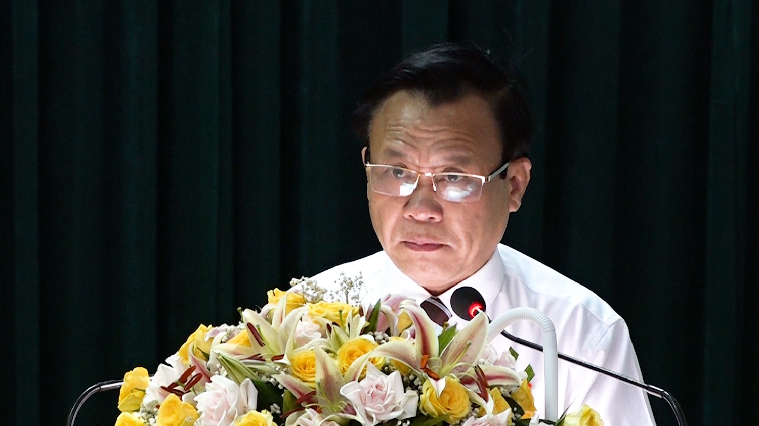 Đồng chí Phạm Duy Quang Phó Bí thư Thường trực Thị ủy Chủ tịch HĐND thị xã khóa XIX phát biểu kết luận kỳ họp