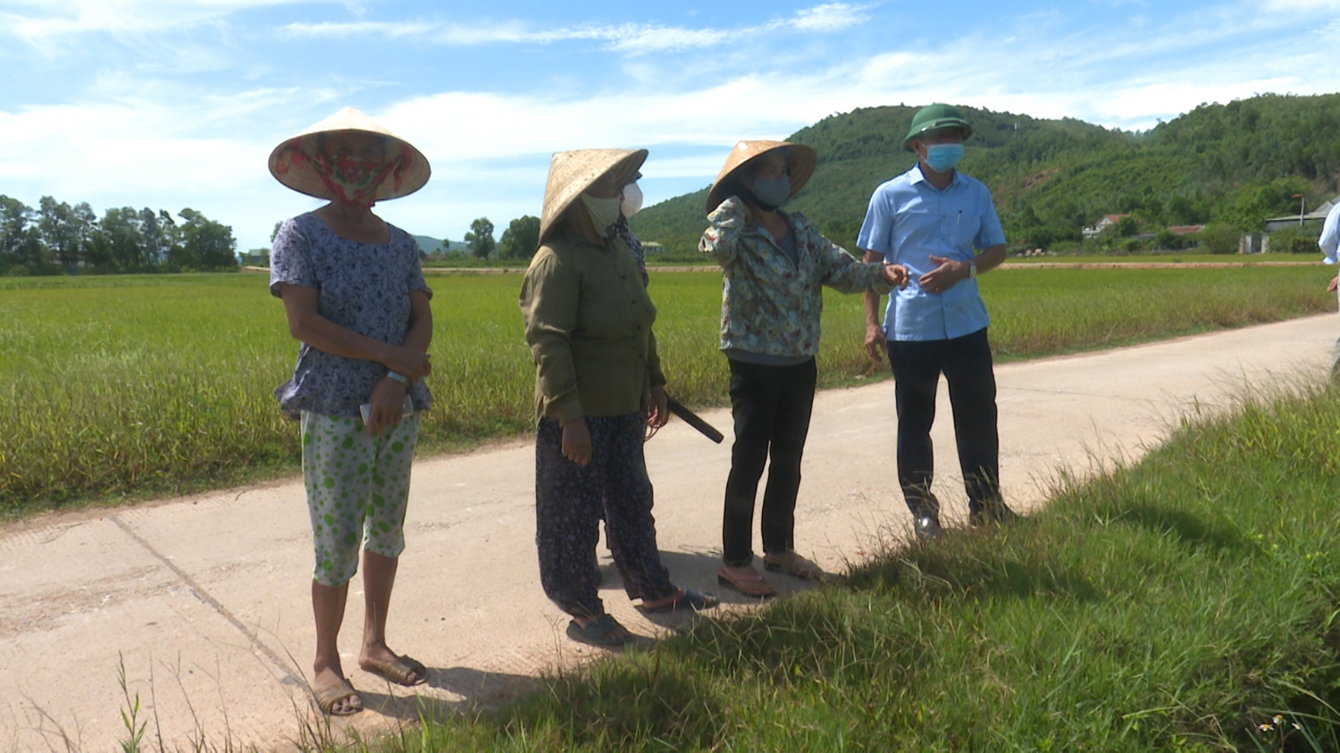 Lãnh đạo phòng Kinh tế thị xã và bà con nhân dân thôn Biểu Lệ cùng ra kiểm tra thực tế tại cánh đồng