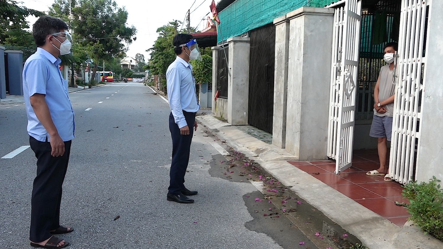 Đồng chí Nguyễn Văn tình, Phó Chủ tịch UBND thị xã  kiểm tra nhắc nhở các hộ cách ly tại nhà ở khu phố 6, phường Ba Đồn