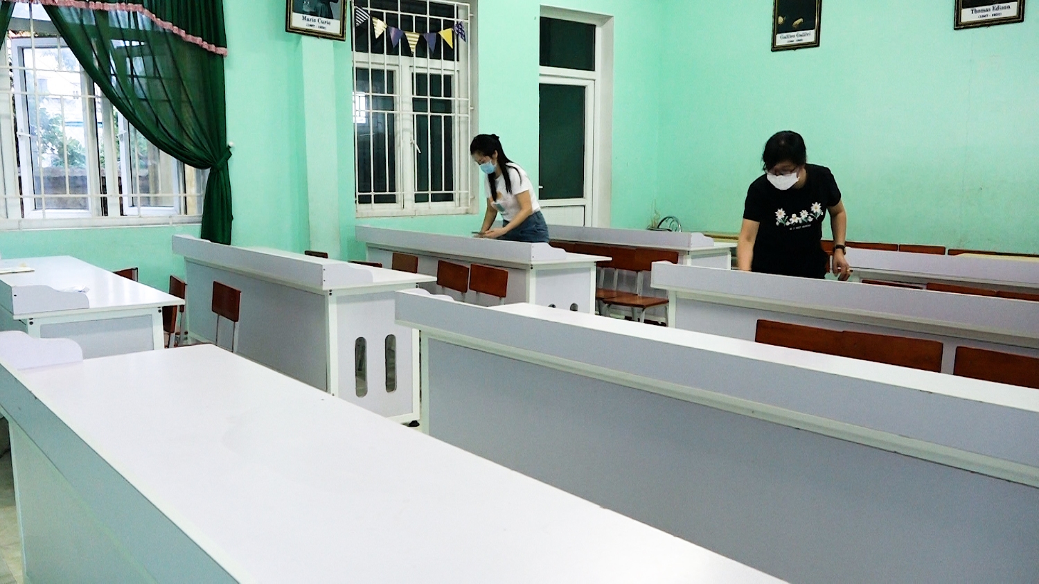 Cán bộ, giáo viên trường THCS Quảng Thọ tổng vệ sinh khuôn viên, trường lớp chuẩn bị đón học sinh trở lại trường