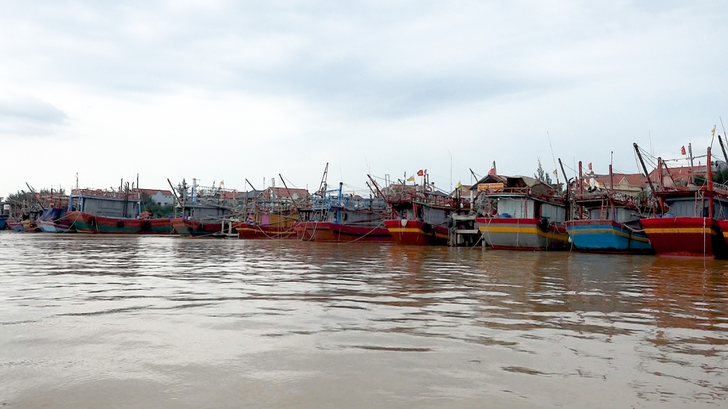 Tàu thuyền cập cảng Đồn Biên phòng Gianh để tránh trú bão