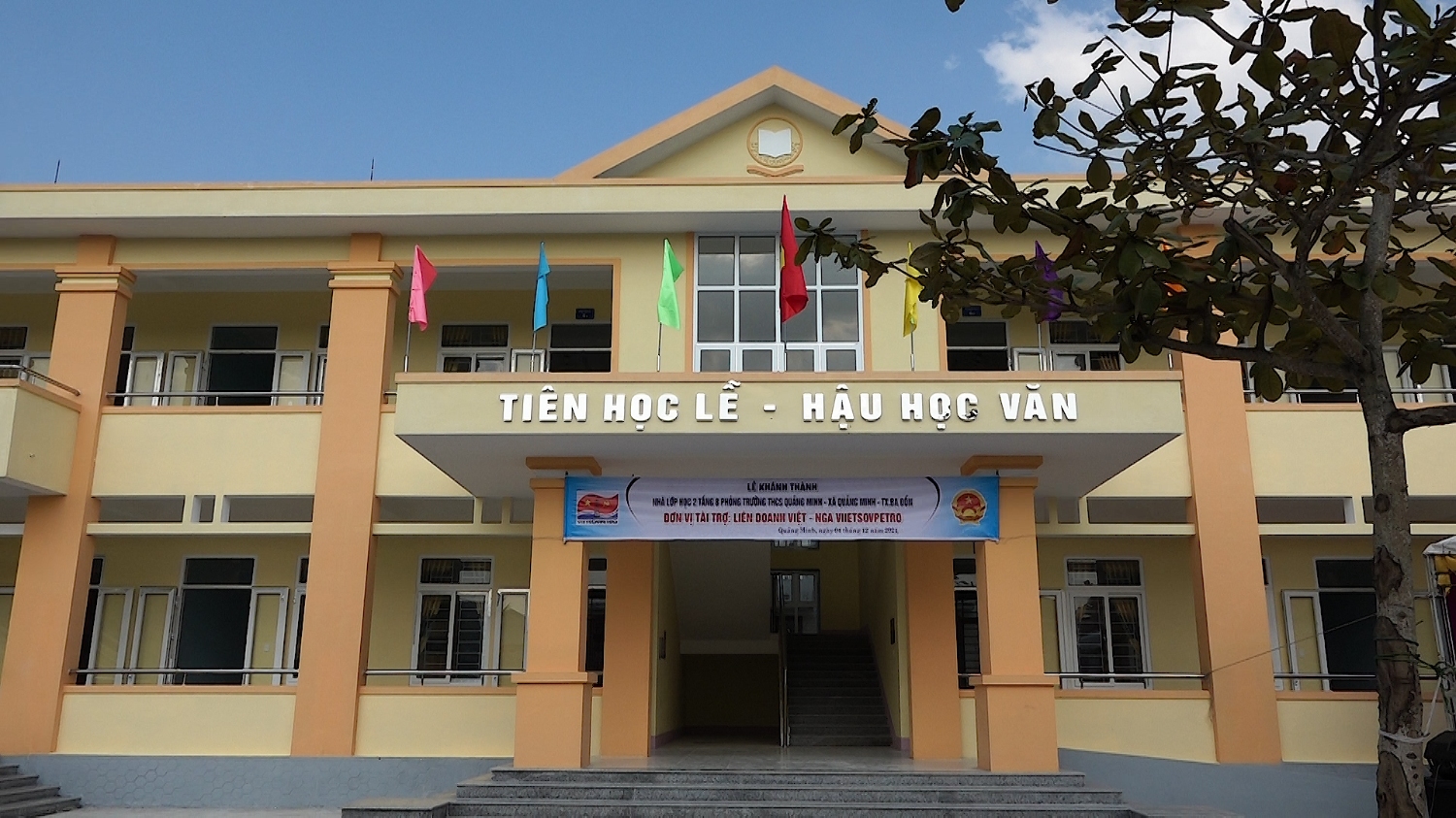 Nhà lớp học 2 tằng, 8 phòng trường THCS Quảng Minh