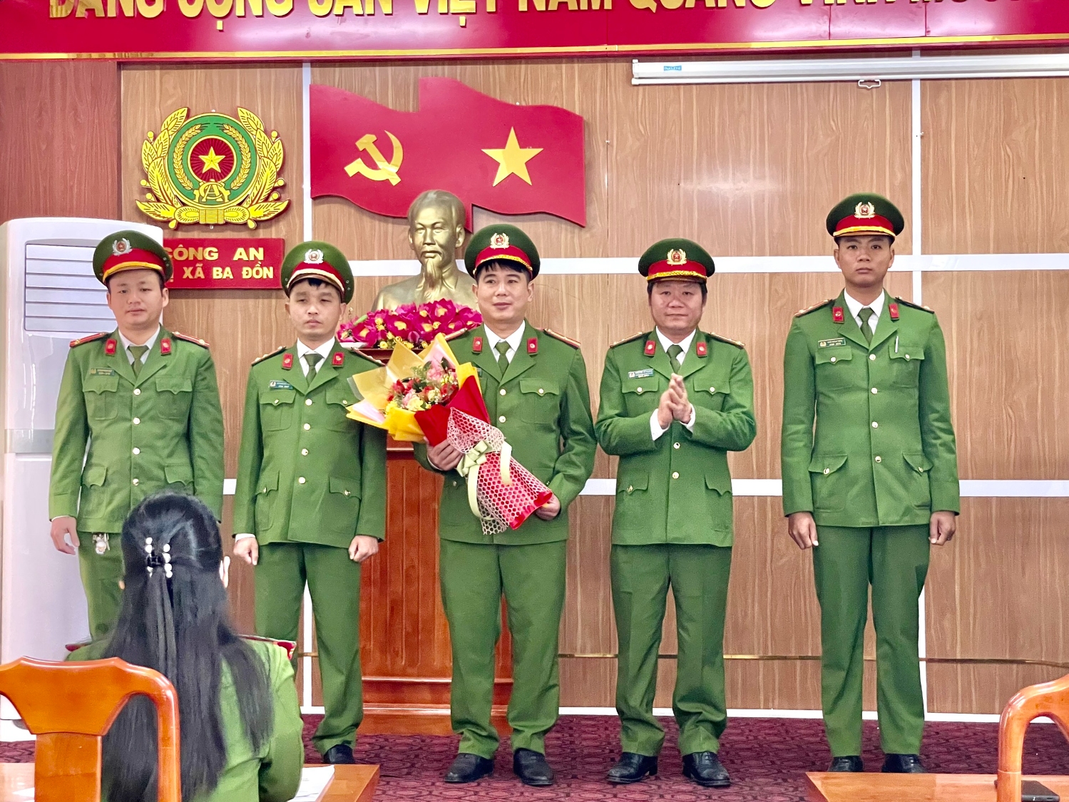 Đồng chí Thượng tá Nguyễn Vũ Cương – Trưởng Công an thị xã đã chúc mừng Đội Kỹ thuật hình sự.