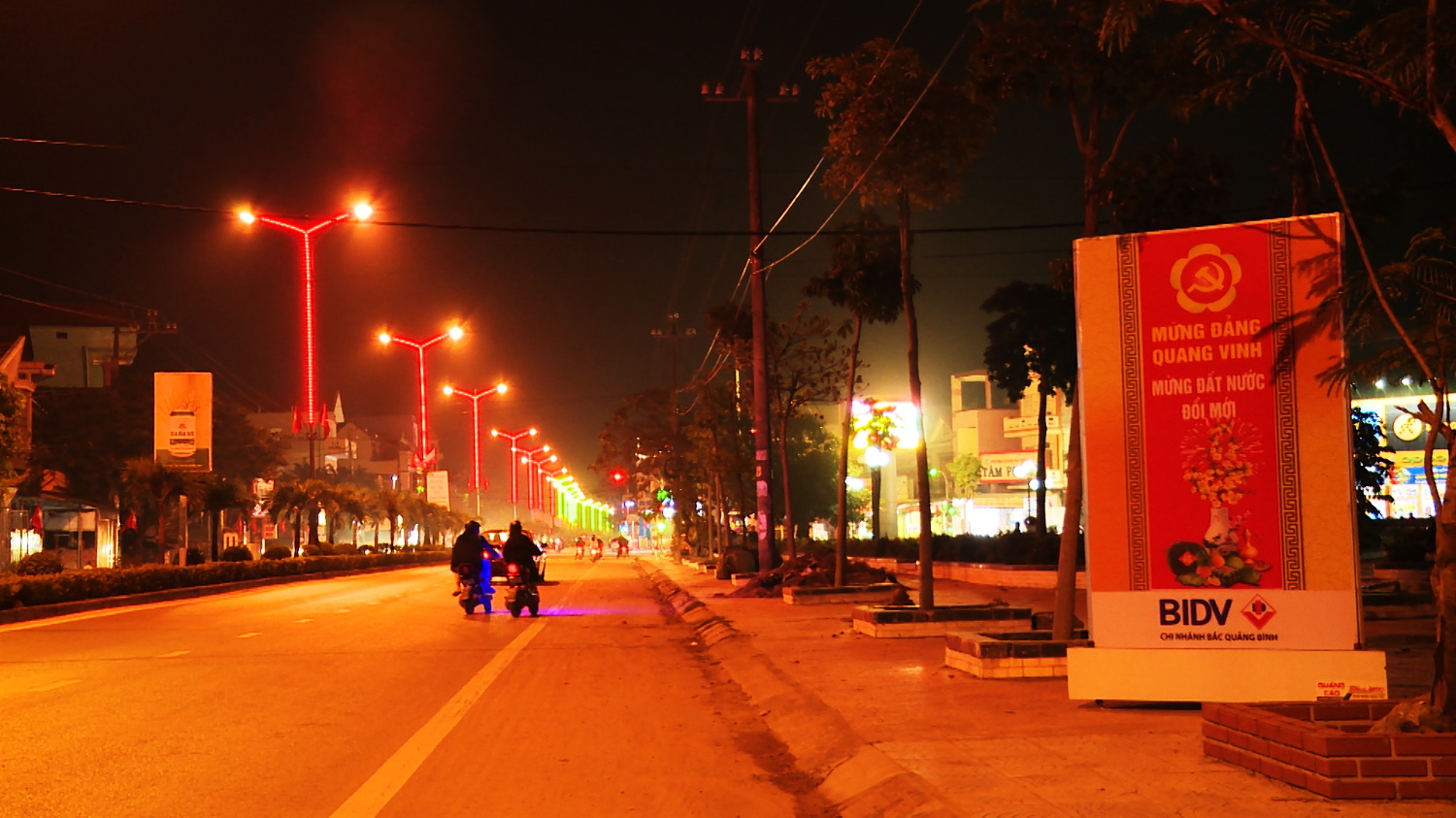 Tăng cường trang trí đèn hoa và điện chiếu sáng trên các tuyến đường nội thị.