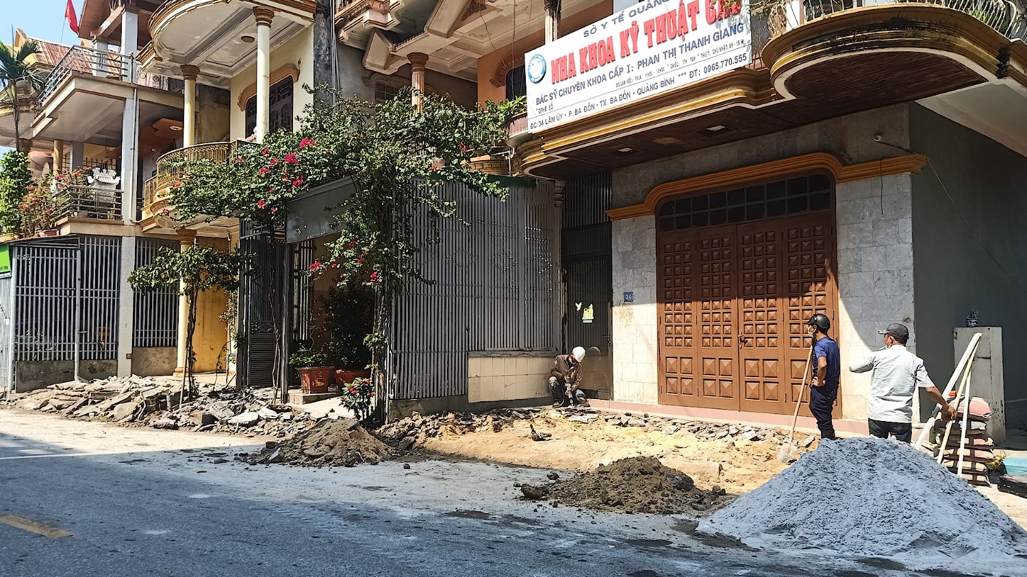 3 hộ gia đình gồm gia đình ông Nguyễn Thanh Bình, ông Hoàng Văn Thạnh, Phan Ngọc Sơn đã tự nguyện hiến gần 20m2 đất nhà ở để phục vụ việc xây dựng vỉa hè.