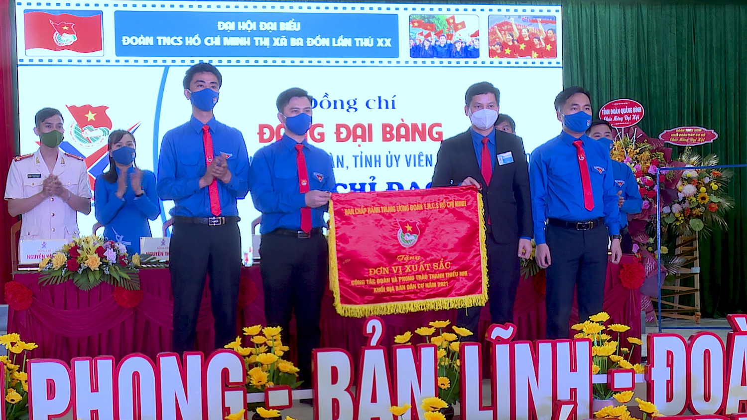 Đồng chí Đặng Đại Bàng Tỉnh ủy viên Bí thư Tỉnh đoàn Quảng Bình tặng cờ thi đua xuất sắc trong công tác Đoàn và phong trào Thanh thiếu nhi năm 2021 cho Thị đoàn Ba Đồn