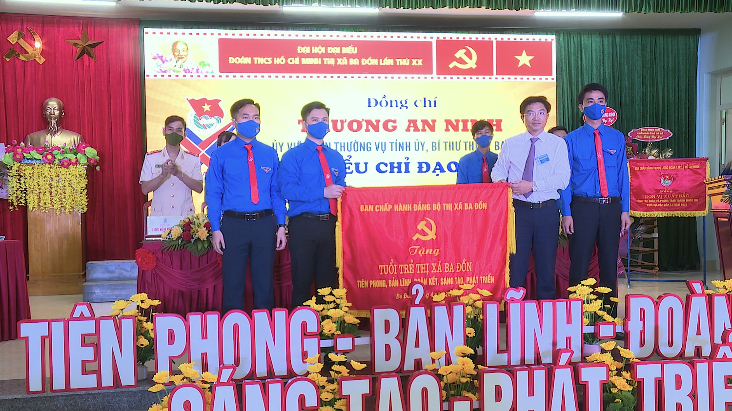 Đồng chí Trương An Ninh, UVTV Tỉnh ủy, Bí thư Thị ủy Ba Đồn tặng bức trướng cho Tuổi trẻ thị xã Ba Đồn