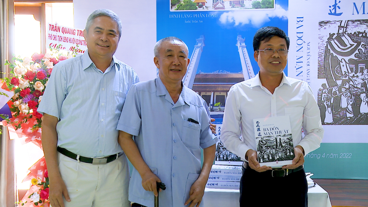 Nhà văn Nguyễn Quang Lập tặng sách cho đồng chí Đinh Thiếu Sơn, UVTV Thị ủy, Bí thư Đảng ủy phường Ba Đồn