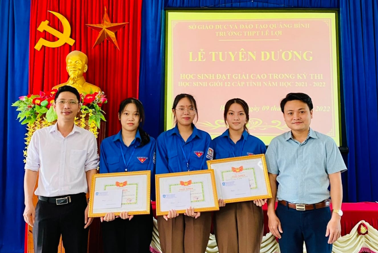 Trường THPT Lê Lợi biểu dương các em học sinh đạt giải trong kỳ thi lớp 12 cấp tỉnh