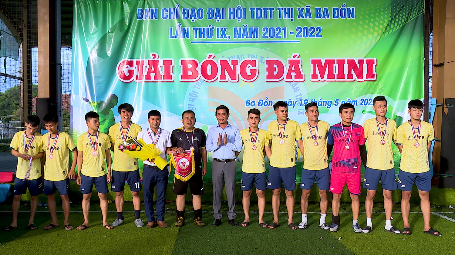 Ban tổ chức đã trao giải Ba cho đội phường Quảng Thuận