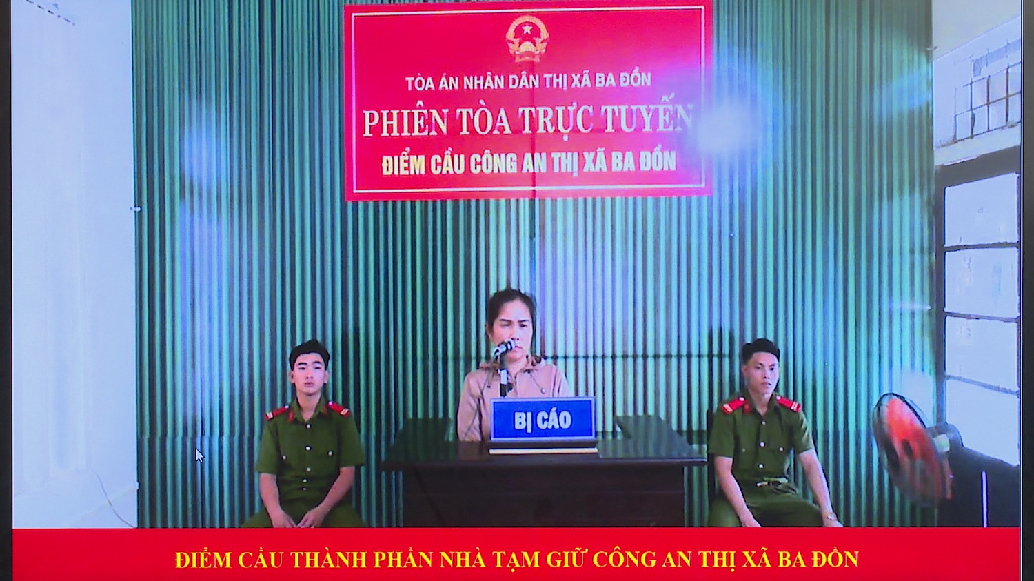 Bị cáo Đoàn Thị Hưng tham dự phiên tòa tại điểm cầu nhà giam giữ Công an thị xã Ba Đồn
