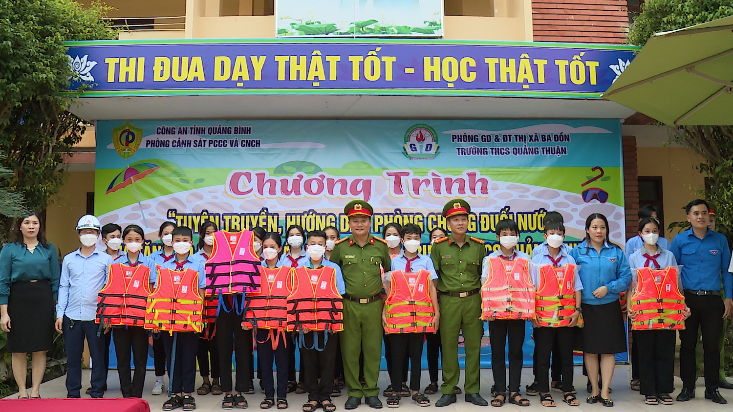 Các tổ chức tặng áo pháo cho các em học sinh trường THCS Quảng Thuận