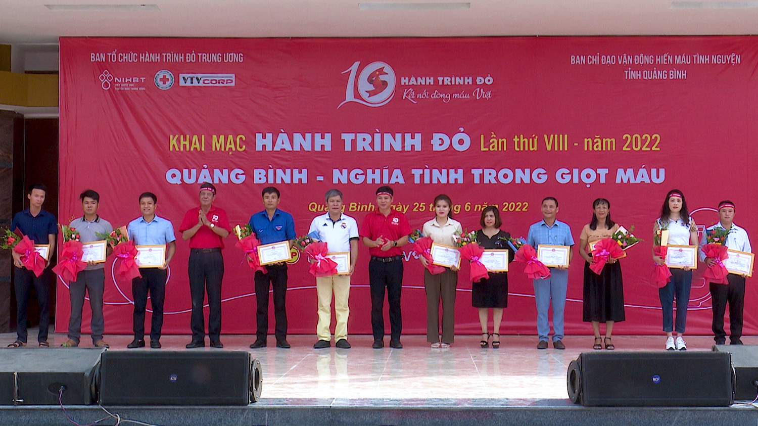 Các cá nhân có thành tích hiến máu 10 lần được nhận giấy khen của BCĐ vận động HMTN tỉnh Quảng Bình