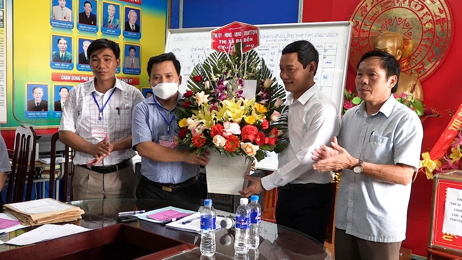 Đồng chí Phó chủ tịch UBND thị xã Nguyễn Văn Tình thăm Hội đồng coi thi trường THPT Lê Hồng Phong