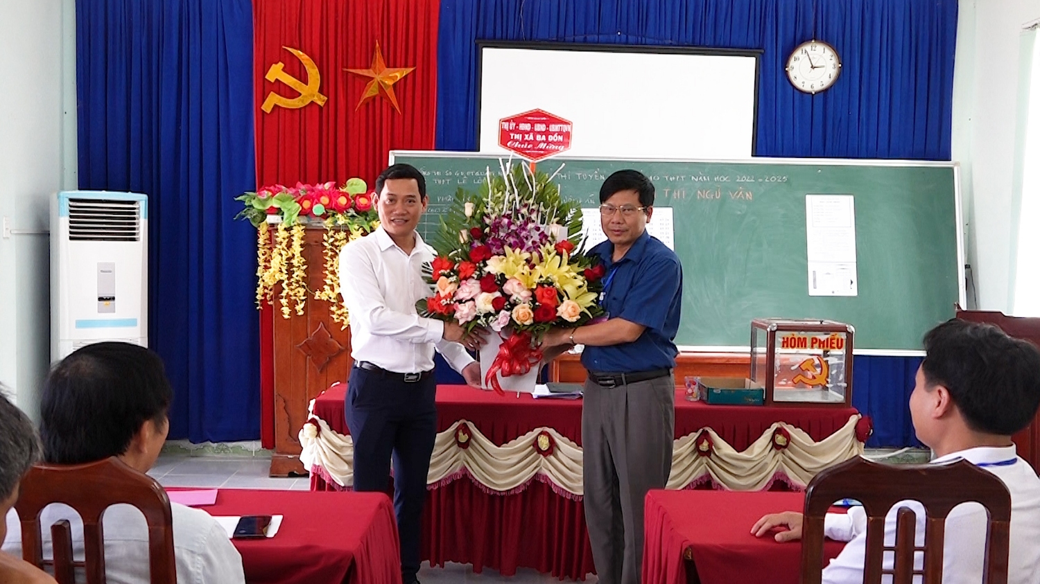 Đồng chí Phó chủ tịch UBND thị xã Nguyễn Văn Tình thăm Hội đồng coi thi trường THPT Lê Lợi