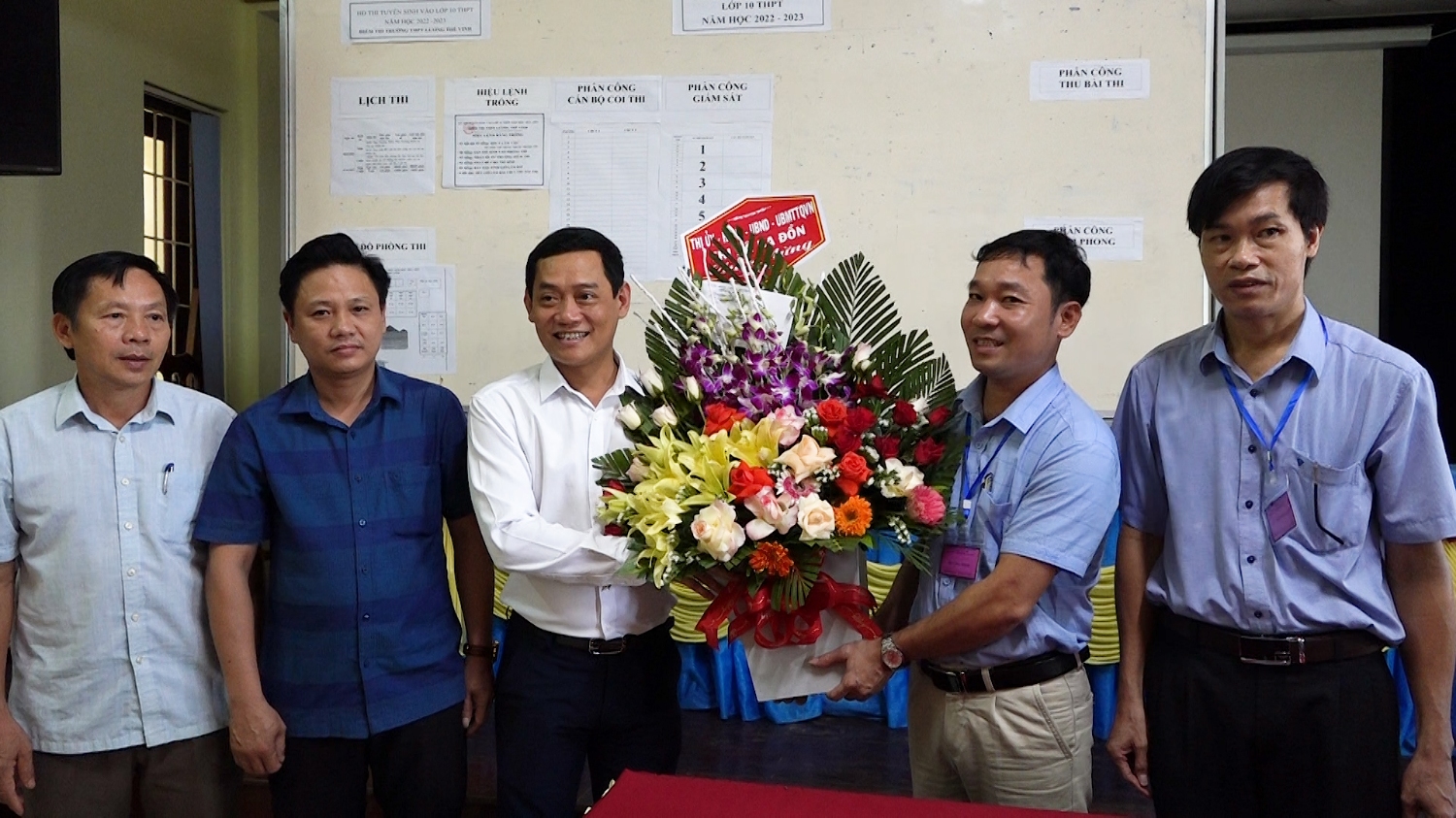 Đồng chí Phó chủ tịch UBND thị xã Nguyễn Văn Tình thăm Hội đồng coi thi trường THPT Lương Thế Vinh