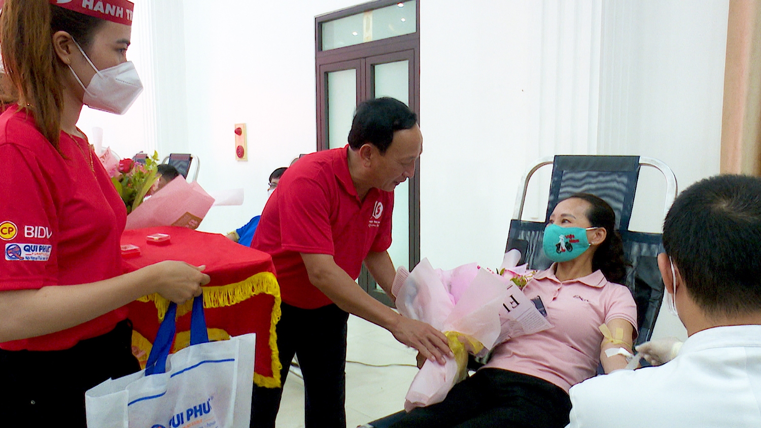 Đồng chí Trần Hải Châu tặng quà động viên cho các tình nguyện viên tham gia hiến máu