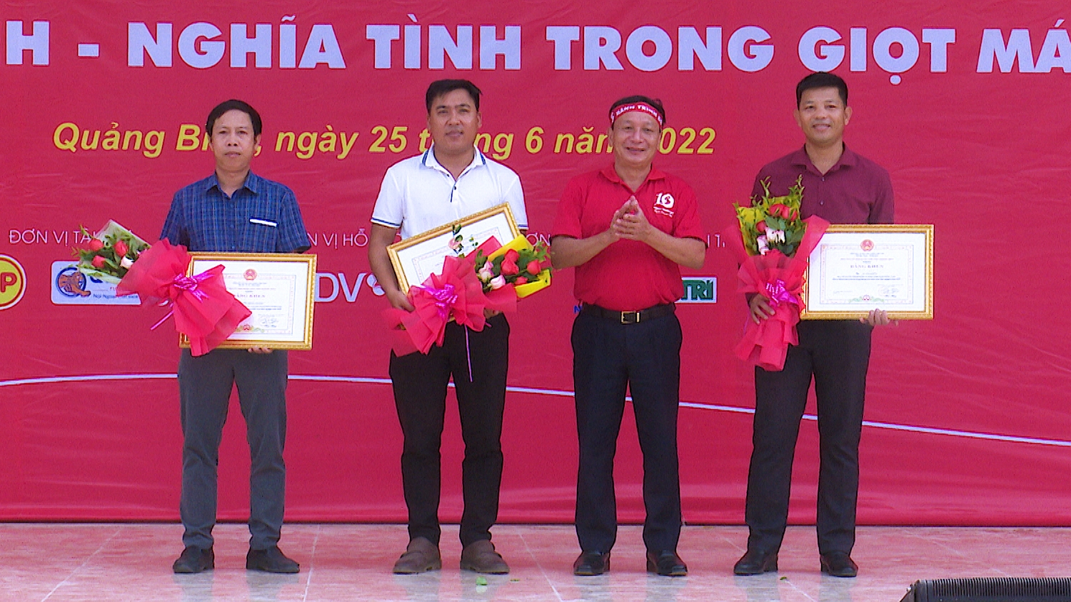 Đồng chí Trần Hải Châu trao bằng khen của Chủ tịch UBND tỉnh cho 03 cá nhân có thành tích hiến máu 15 lần