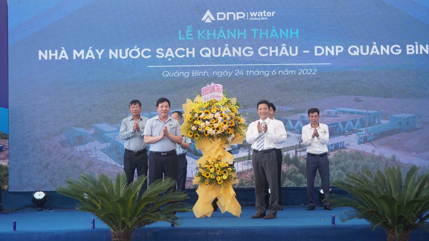 Lãnh đạo huyện Quảng Trạch tặng hoa chúc mừng nhà máy.