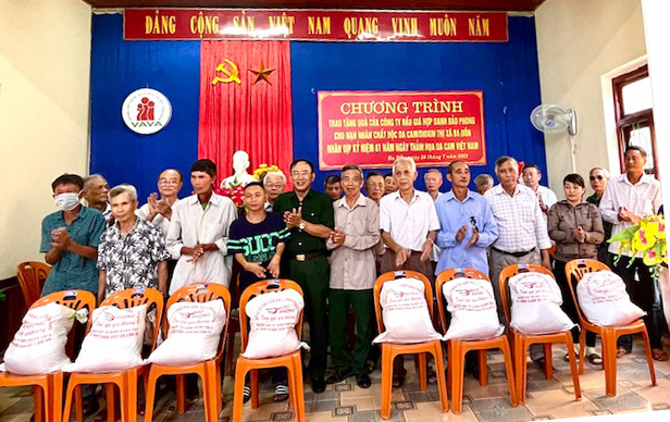 Hội Trao quà cho các nạn nạn nhân chất độc màu da cam tại thị xã Ba Đồn