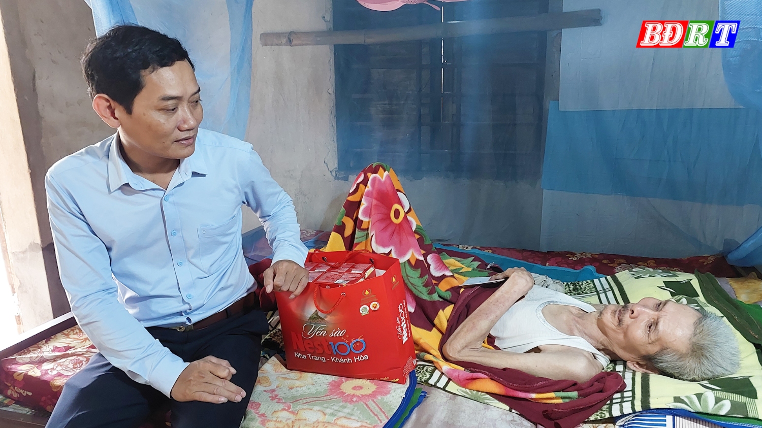 Đồng chí Nguyễn Văn Tình, Phó Chủ tịch UBND thị xã Ba Đồn đã đi thăm và tặng quà ông Hoàn Hữu Ruân thôn Bắc Minh Lệ