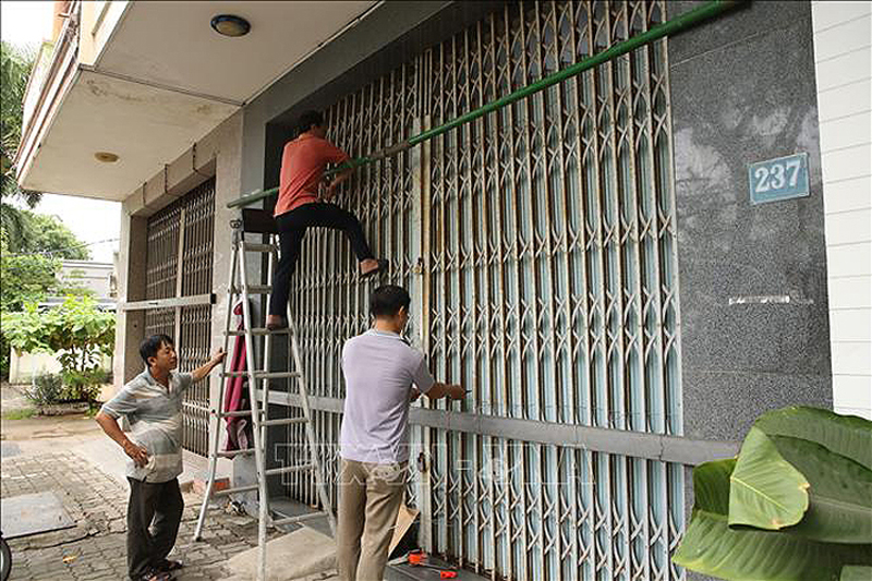 Người dân Đà Nẵng khẩn trương gia cố nhà cửa để ứng phó với bão số 4. Ảnh: Trần Lê Lâm/TTXVN.
