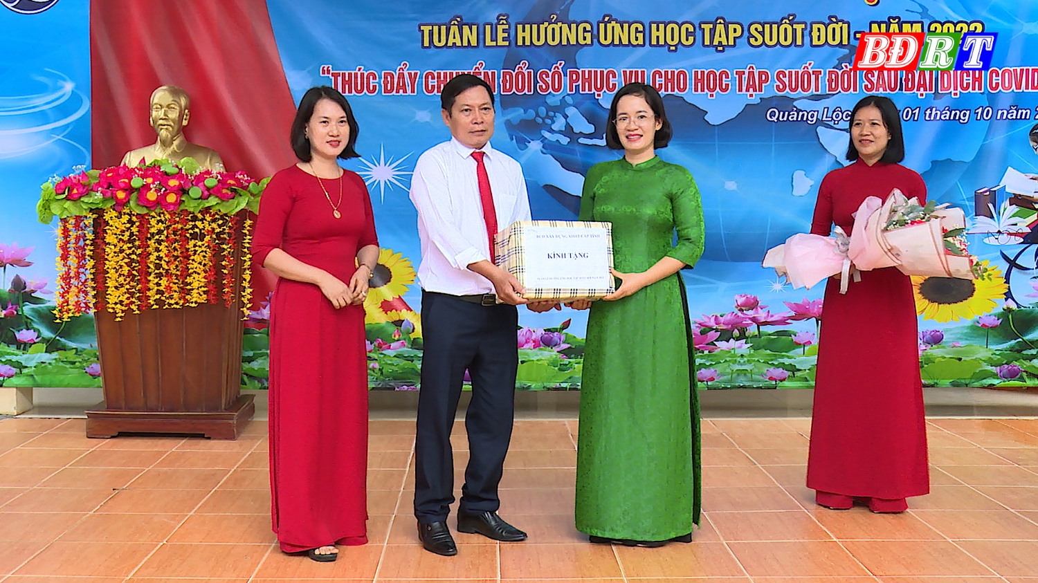 Đoàn dại biểu tỉnh tặng quà cho trường THCS Quảng Lộc