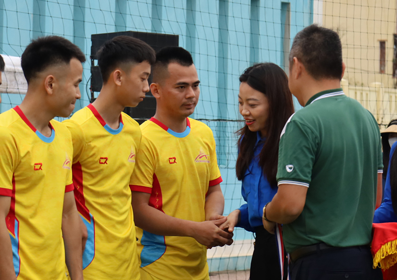 Trao giải nhì cho đội bóng Huyện đoàn Quảng Trạch.